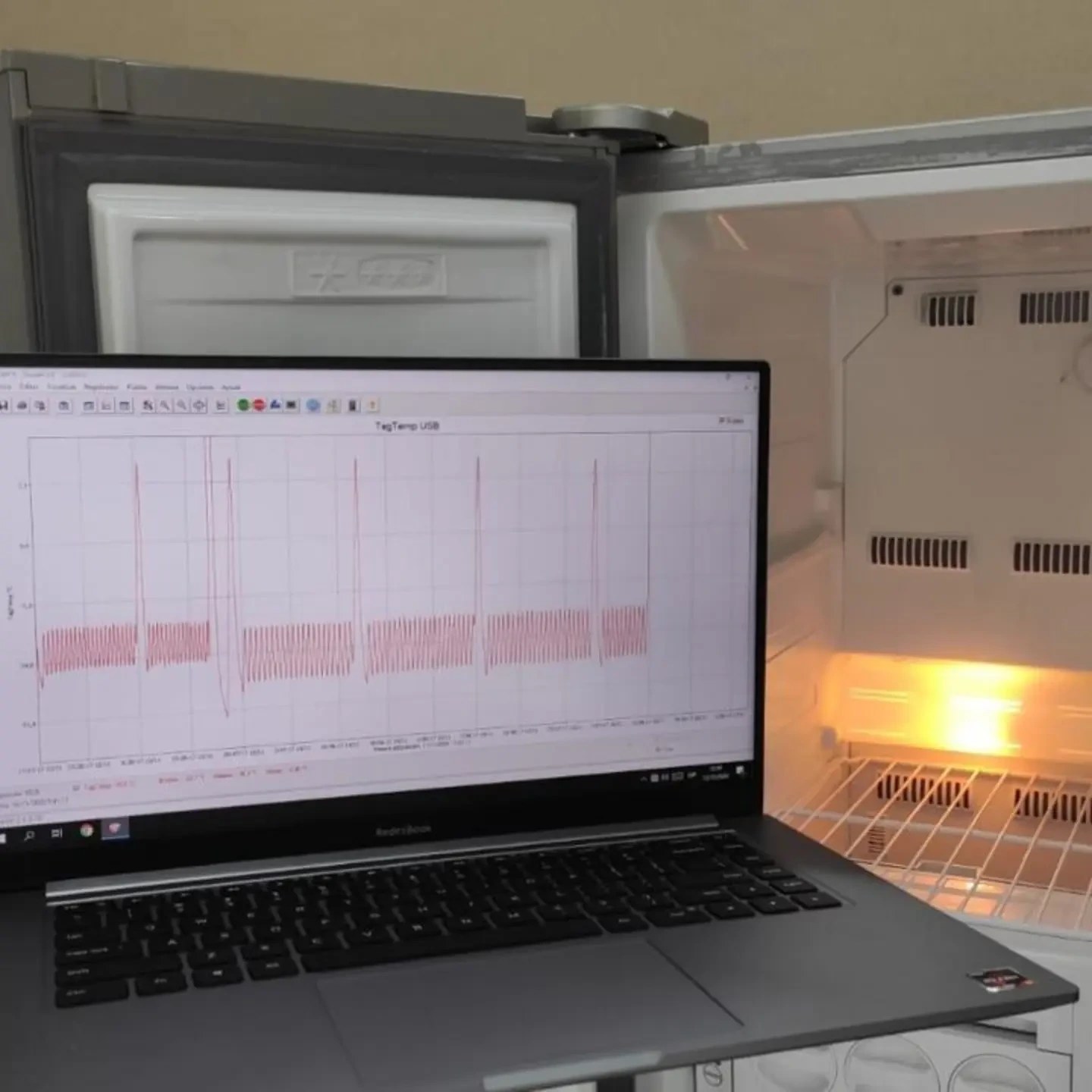 Heladera conectada al Data Logger con el gráfico de temperatura en pantalla